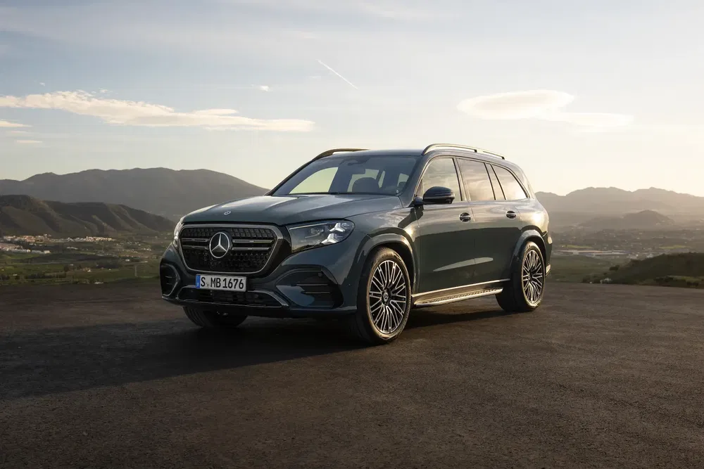 Mercedes-Benz GLS 2023 stationné sur une route panoramique, montagnes en arrière-plan.
