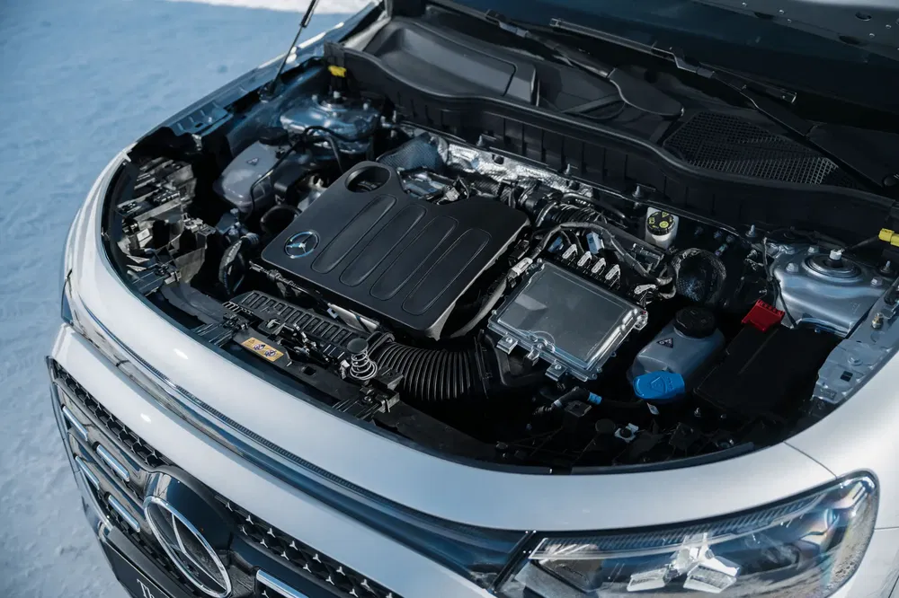 Moteur Mercedes-Benz moderne et puissant avec capot ouvert, détails mécaniques visibles.