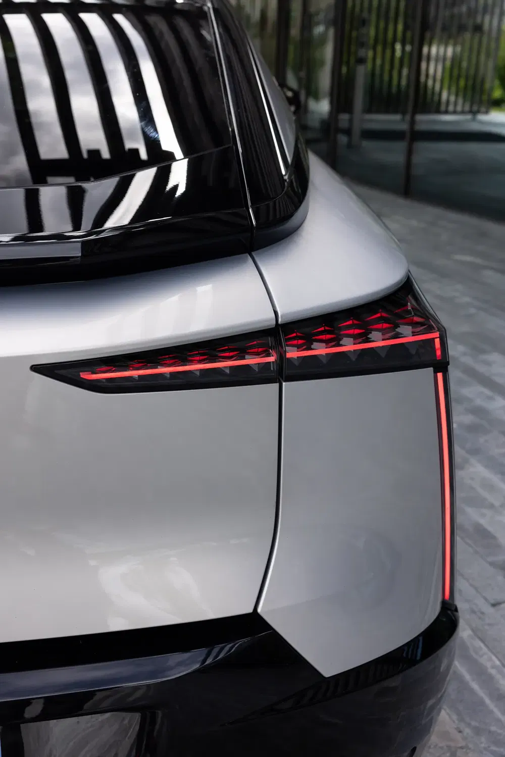 Achterlicht van de moderne Peugeot 408 met strak ontwerp en gestroomlijnde lijnen.