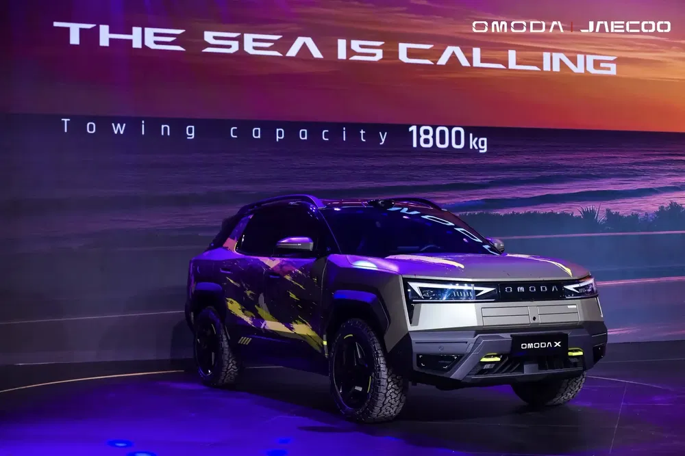 Concept car Omoda Jaecoo X avec capacité de remorquage de 1800 kg sur fond océanique.