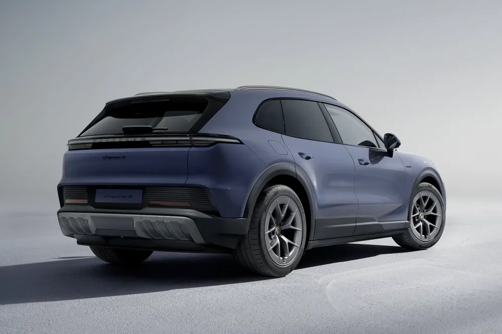 Porsche Cayenne bleu, vue arrière sur fond gris épuré.