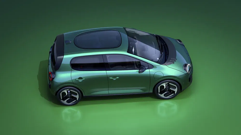 Vue aérienne d'une Renault Clio verte métallique moderne sur fond vert élégant.