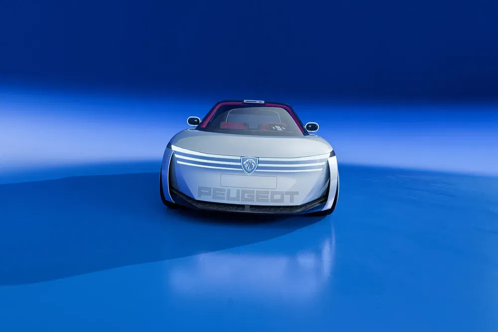 Futuristische Peugeot conceptauto op minimalistische blauwe achtergrond.