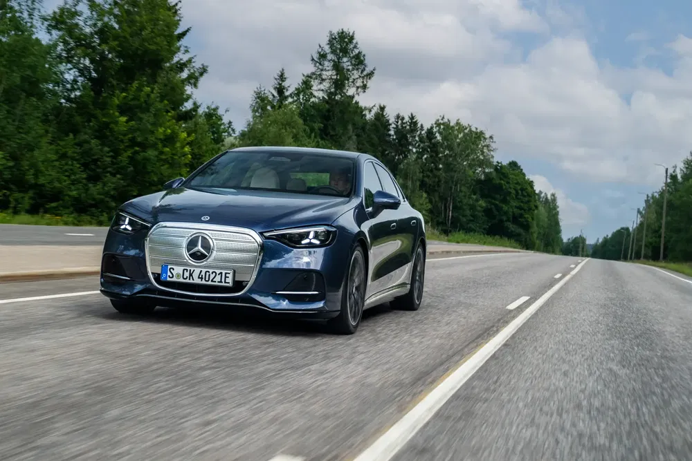Mercedes-Benz E-Class 2023 sur route forestière, dynamique et moderne.