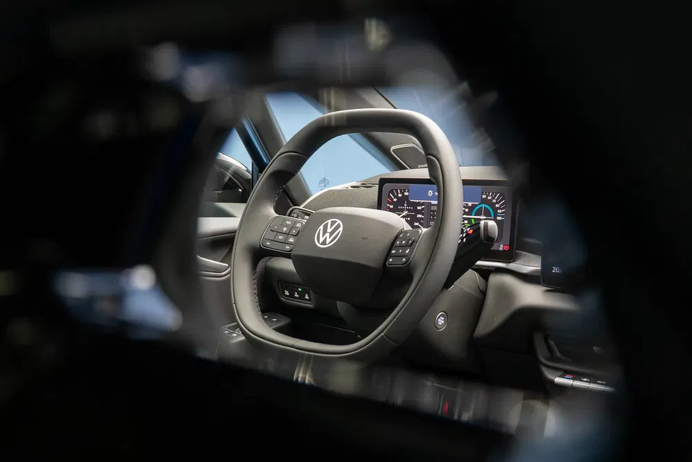 Volant de la Volkswagen ID avec écran numérique moderne, vue intérieure détaillée.