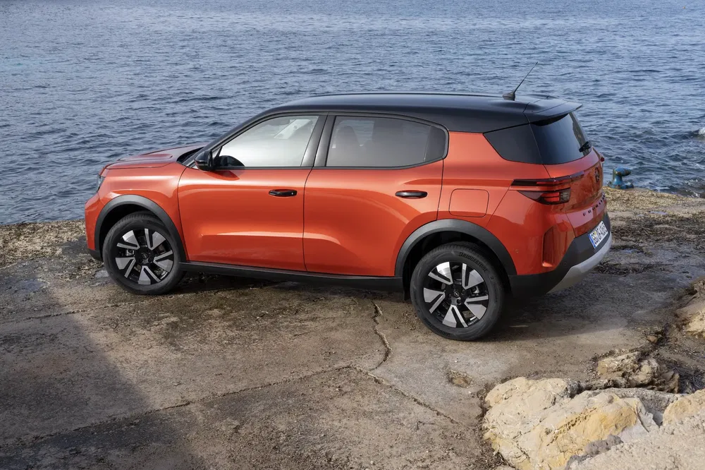 SUV Citroën C3 Aircross orange garé au bord de l'eau sur une surface rocheuse.
