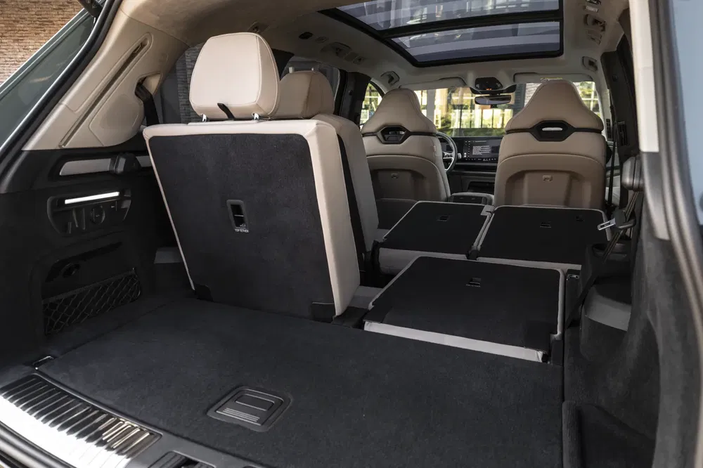 Habitacle du SUV Porsche Cayenne avec sièges arrière rabattus pour optimiser l'espace de chargement.