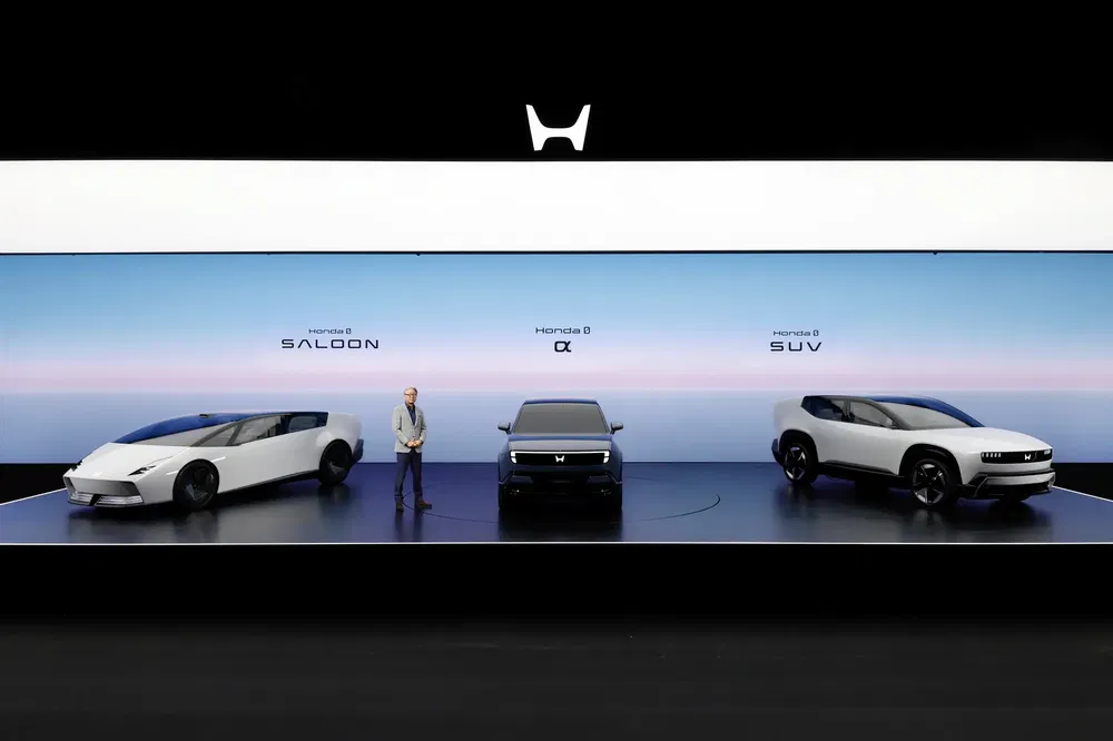 Concept cars Honda E Saloon et SUV exposés lors d'un événement automobile élégant.