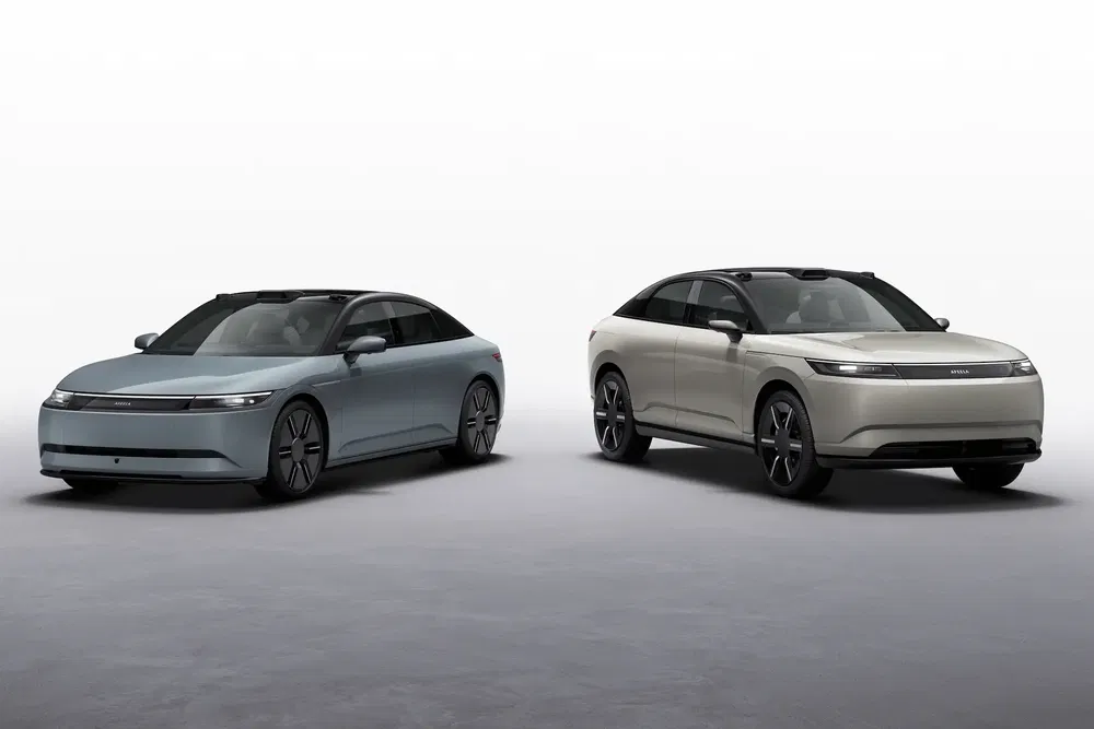 Twee Lucid Air-modellen, een sedan en een SUV, met futuristisch ontwerp op neutrale achtergrond.