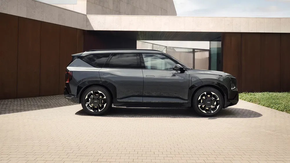 {"fr":"Kia EV9 SUV électrique noir stationné devant un bâtiment moderne.","nl":"Zwarte Kia EV9 elektrische SUV geparkeerd voor een modern gebouw."}