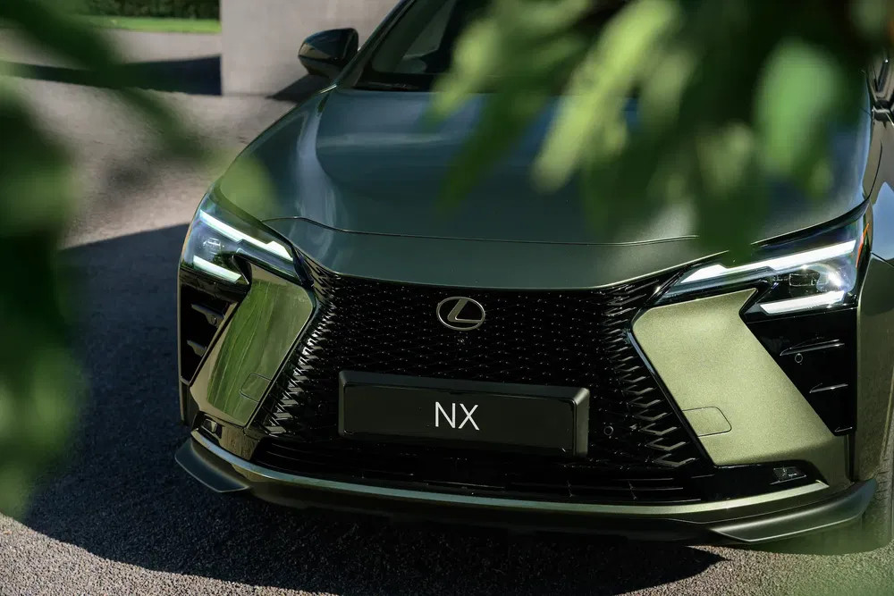 Lexus NX vert, gros plan de l'avant avec calandre distinctive et phares modernes.