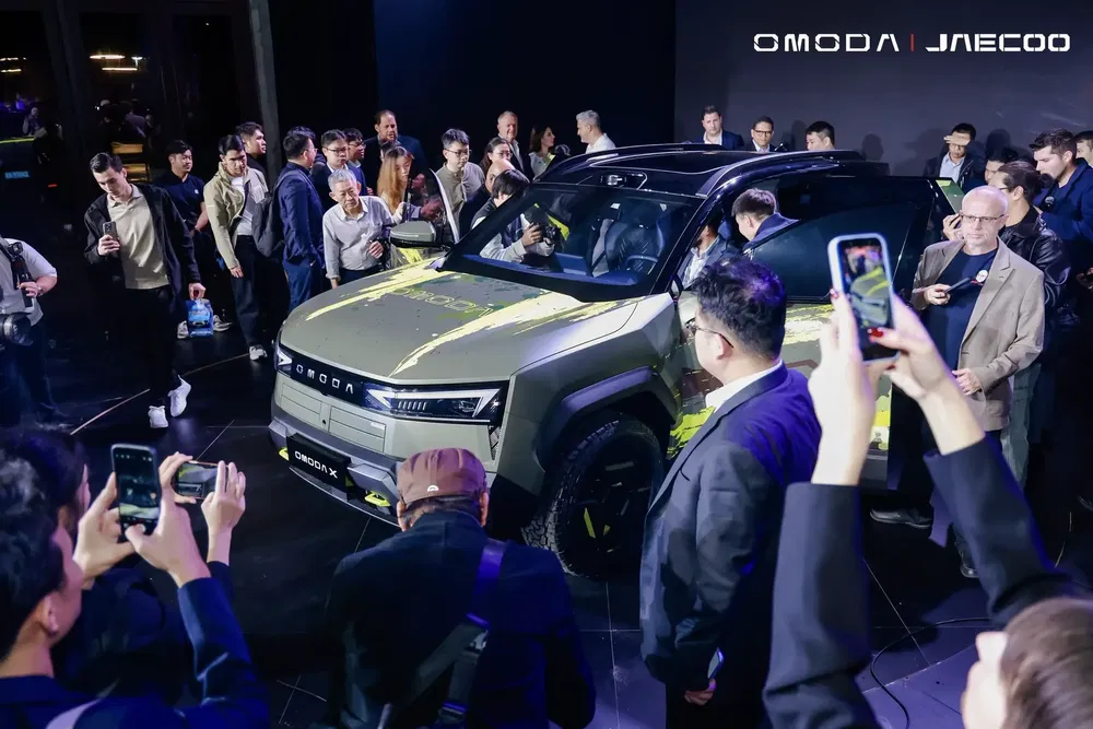 Présentation du concept car Omoda Jaecoo au salon de l'automobile, attirant une grande foule.