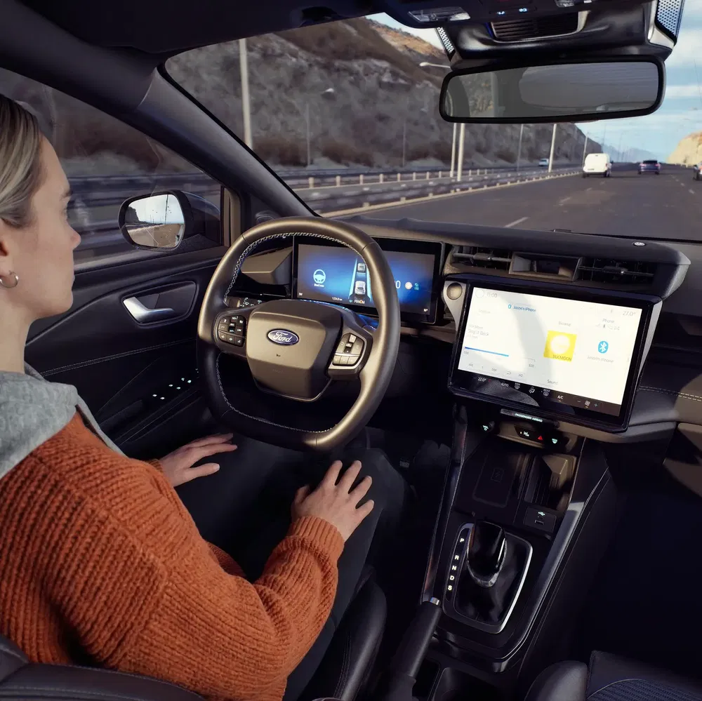 Ford autonoom rijdend auto interieur met modern digitaal dashboard op snelweg.