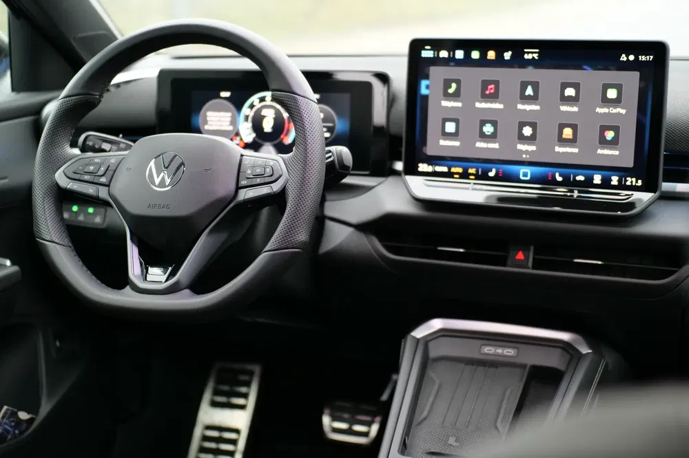 Moderne Volkswagen-interieur met centraal touchscreen en multifunctioneel stuurwiel.