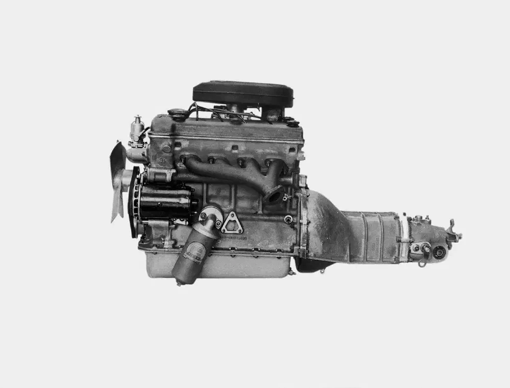 Moteur automobile classique avec boîte de vitesses, présentant des composants mécaniques détaillés.