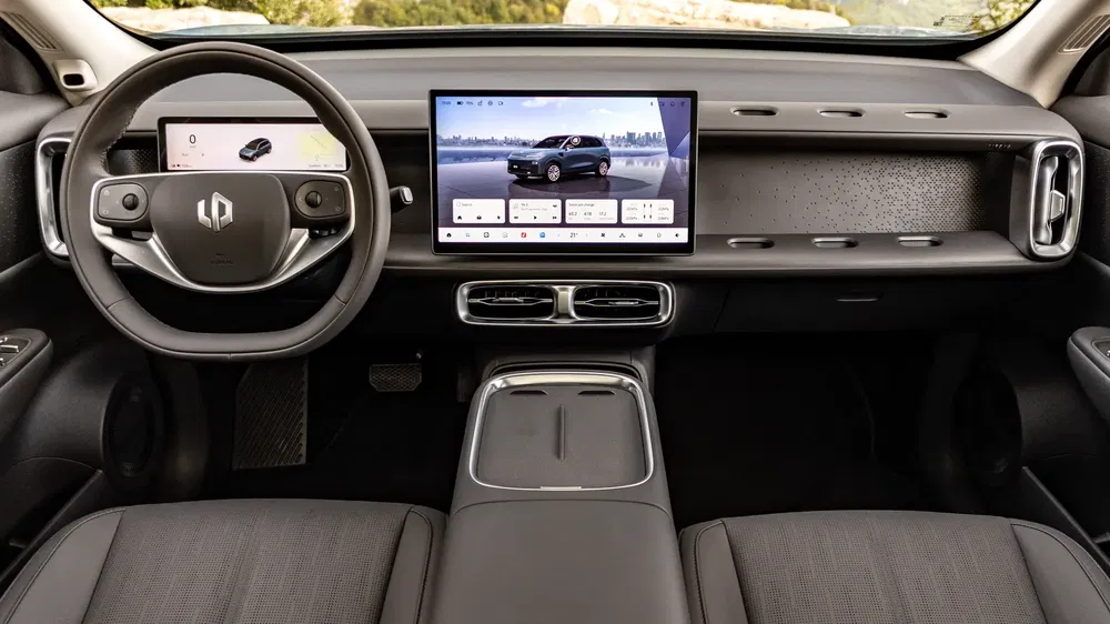 Intérieur de voiture moderne avec tableau de bord numérique et écran tactile central grand format.