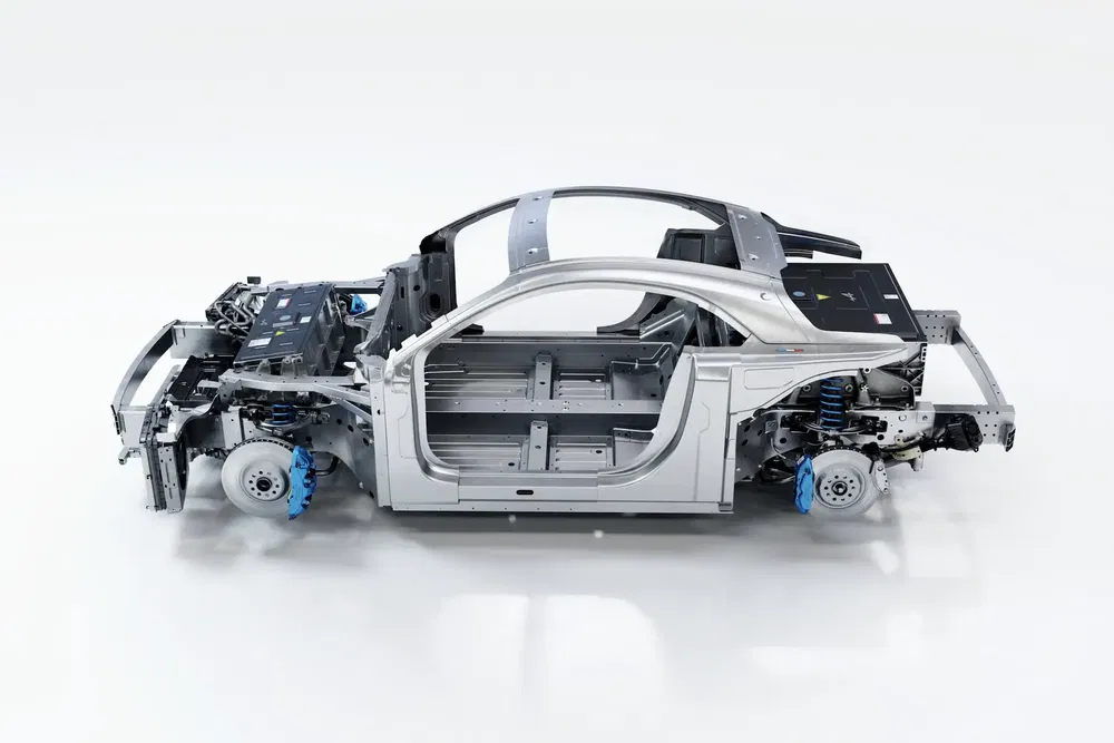 Châssis nu d'une voiture électrique, montrant la structure métallique et composants internes.