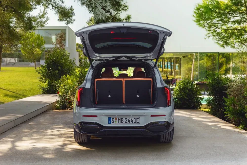 Vue arrière du SUV Mercedes-Benz EQE avec le coffre ouvert dans un cadre moderne.