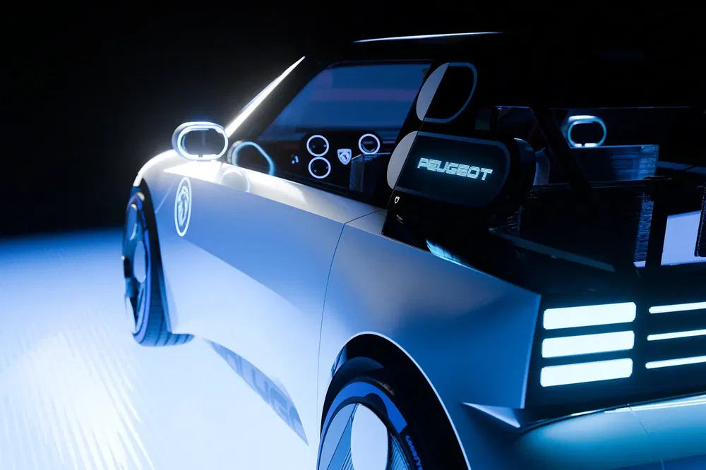 Moderne Peugeot conceptcar met LED-verlichting en futuristisch ontwerp.