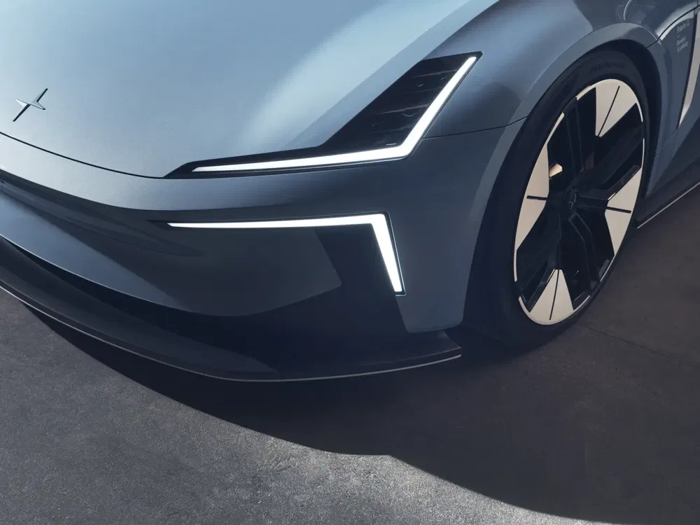 Avant de la Polestar avec phares LED distinctifs et jantes élégantes.