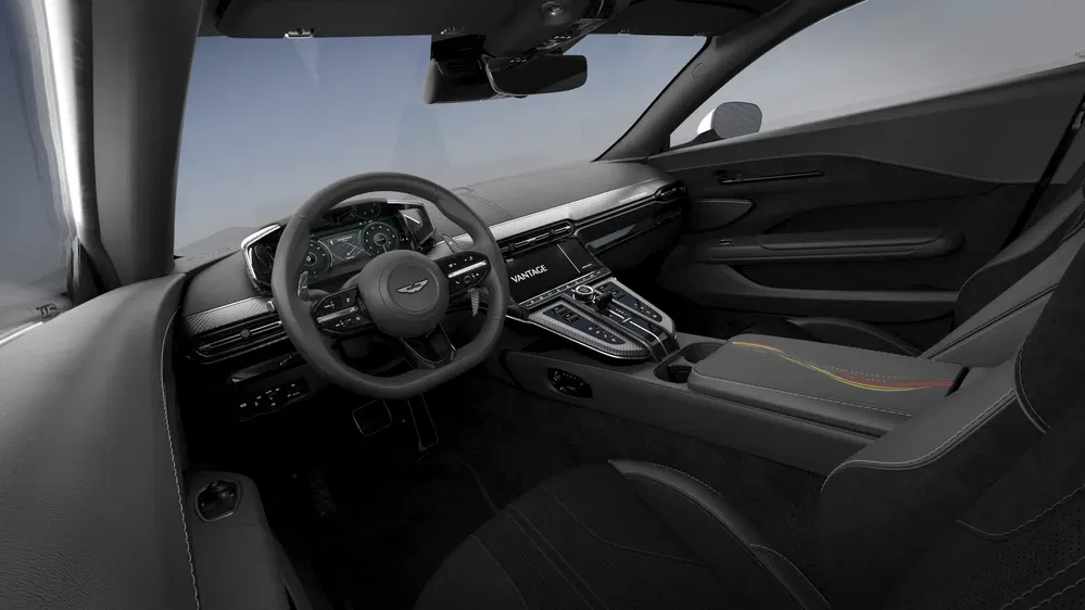 Intérieur moderne de la Maserati MC20 avec tableau de bord numérique et volant sport bicolore.