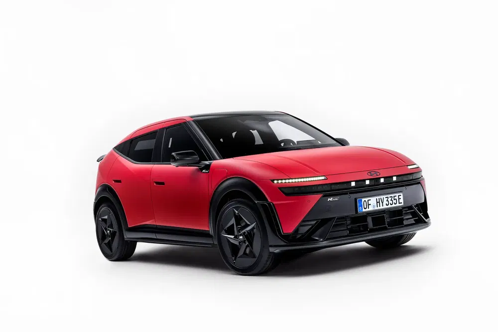 {"fr":"Hyundai Kona N électrique rouge avec design futuriste et phares LED avant.","nl":"Rode Hyundai Kona N elektrische auto met futuristisch ontwerp en LED-koplampen voor."}