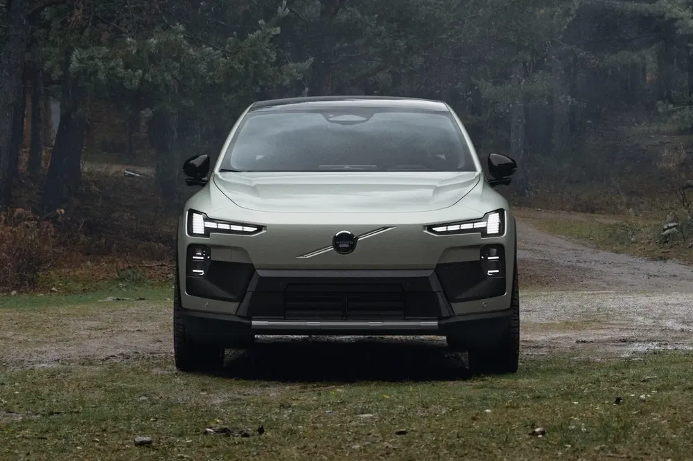 {"fr":"Vue avant d'un SUV Volvo C40 Recharge gris sur un chemin forestier.","nl":"Vooraanzicht van een grijze Volvo C40 Recharge SUV op een bosweg."}