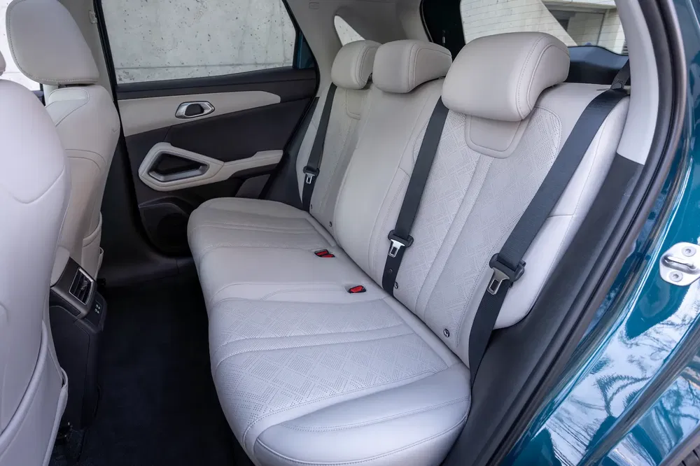 Intérieur de voiture haut de gamme avec sièges arrière en cuir blanc de luxe.