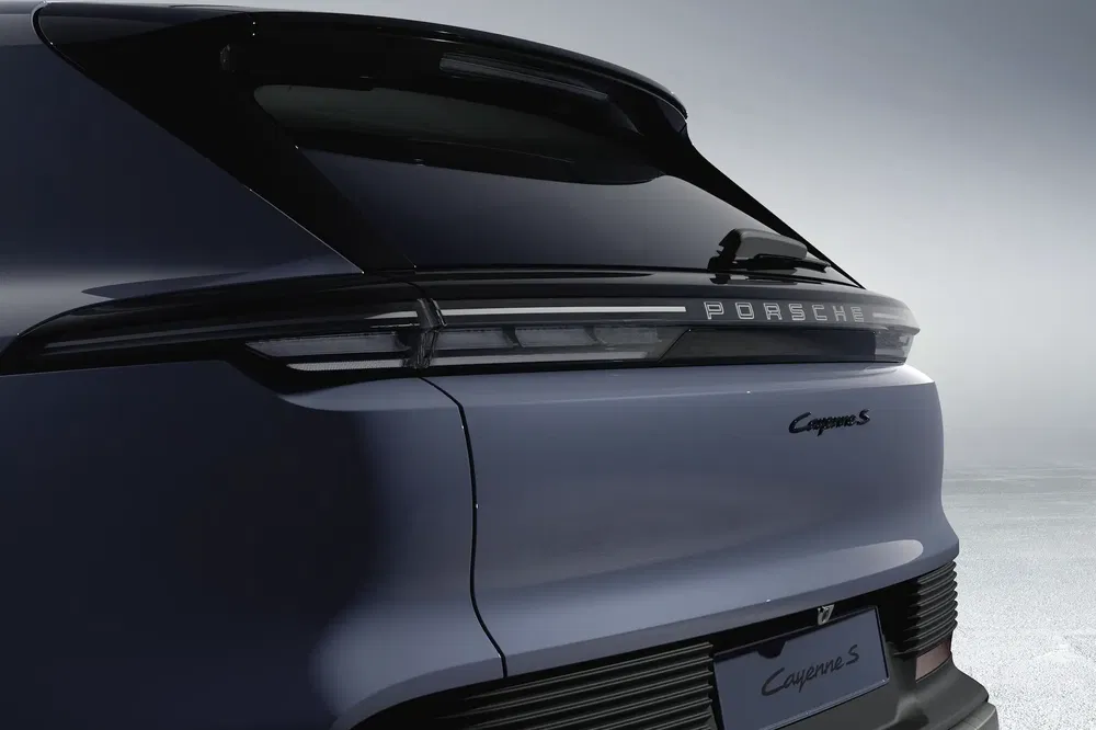 Vue arrière d'une Porsche Cayenne S, design élégant avec logo lumineux et spoiler.