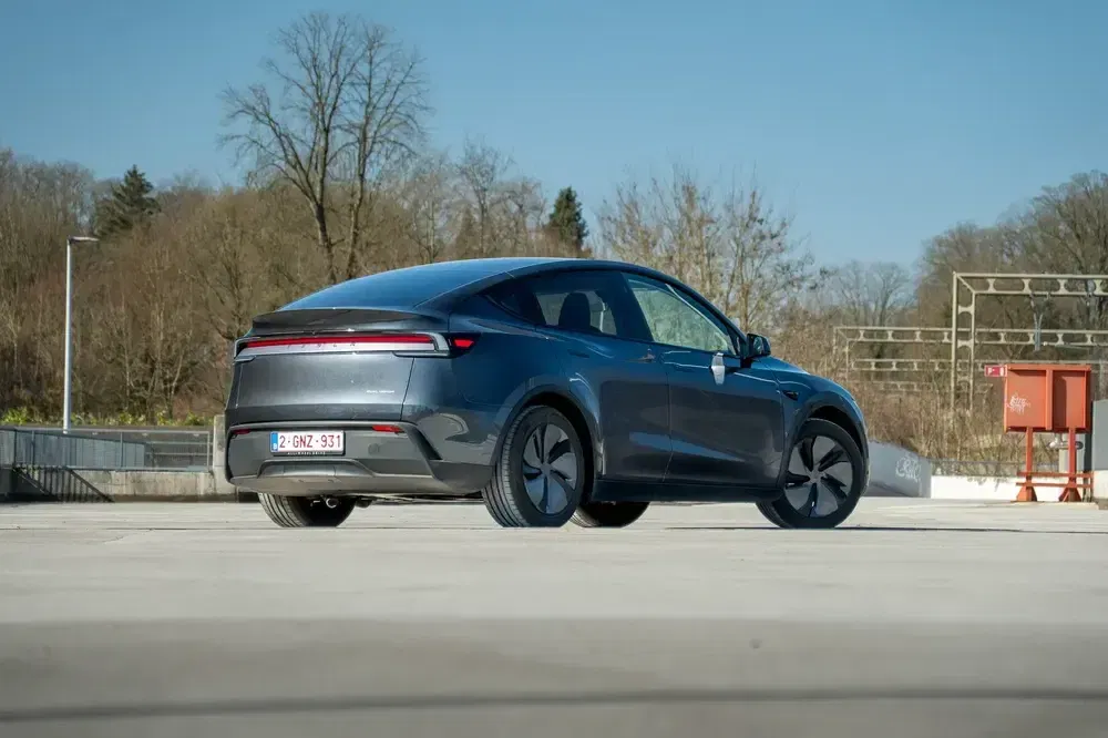 Voiture électrique moderne grise stationnée à l'extérieur, design futuriste et élégant.