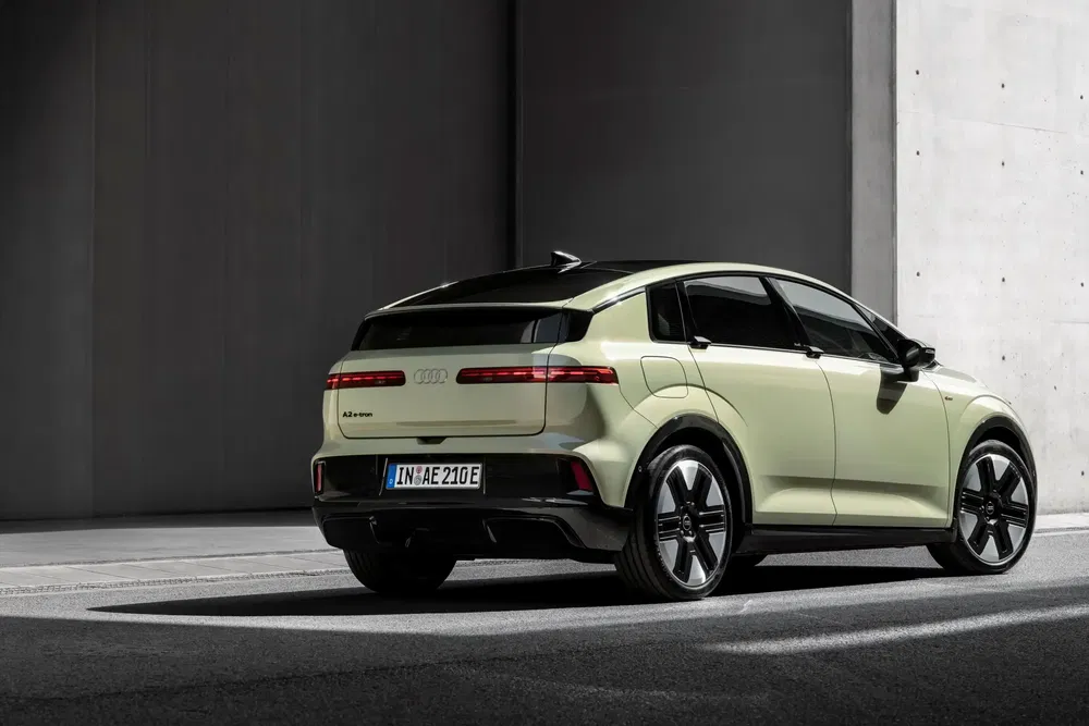 Audi Q6 e-tron SUV électrique stationné avec design moderne et élégant.