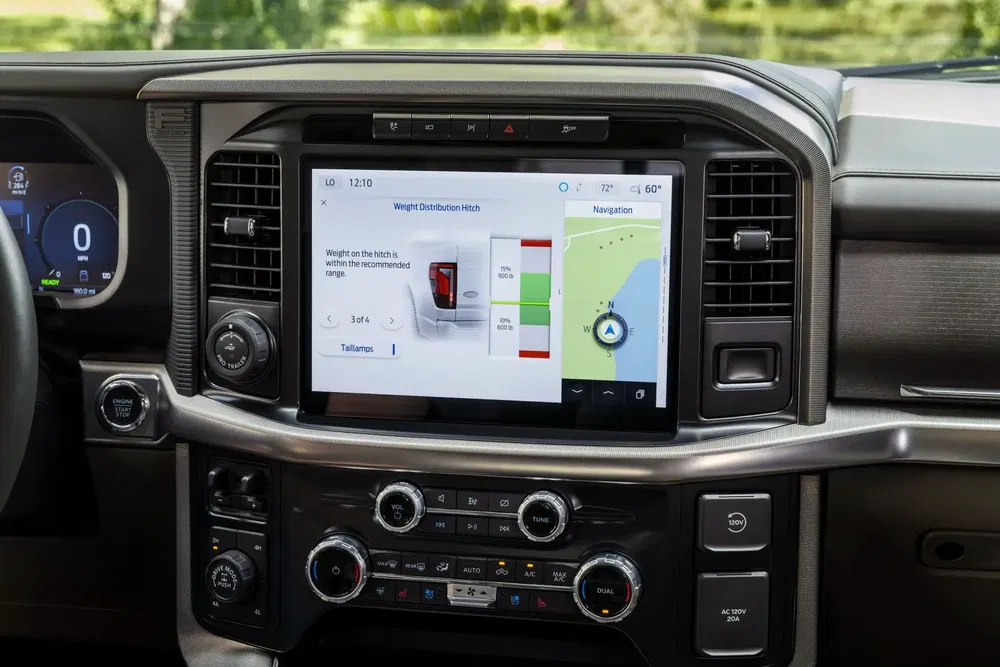 Écran d'infodivertissement de camion Ford affichant navigation et répartition de poids d'attelage.