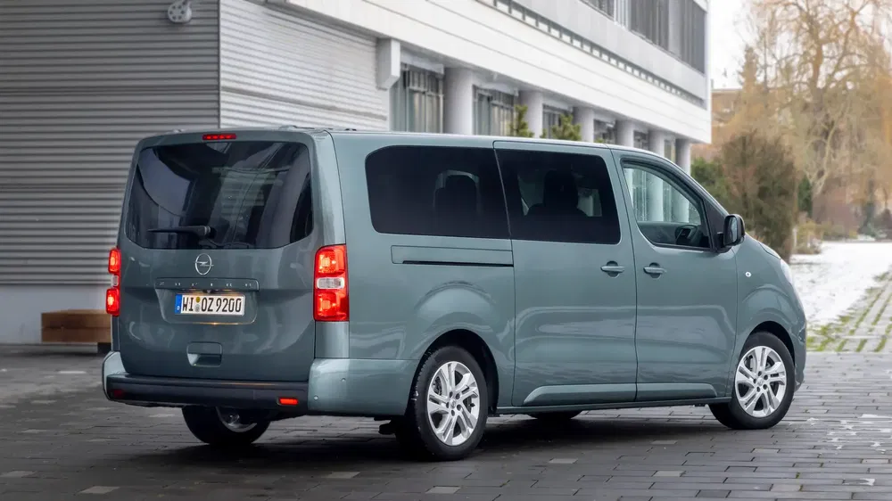 Vue arrière d'un Opel Zafira gris stationné, design moderne et spacieux.