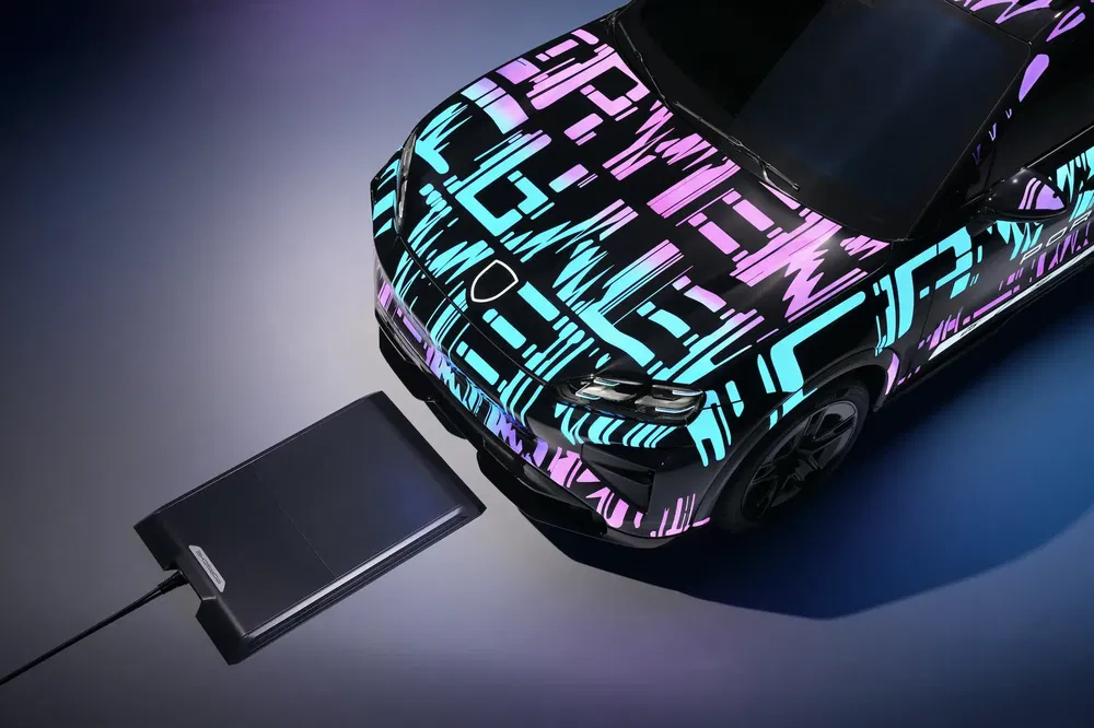 Voiture électrique avec motifsnéons et chargeur sans fil sur sol violet futuriste.