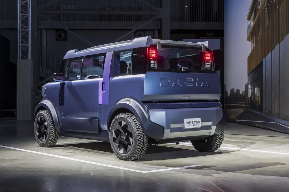 Conceptauto Dacia Hipster met hoekig futuristisch ontwerp in moderne garageomgeving.