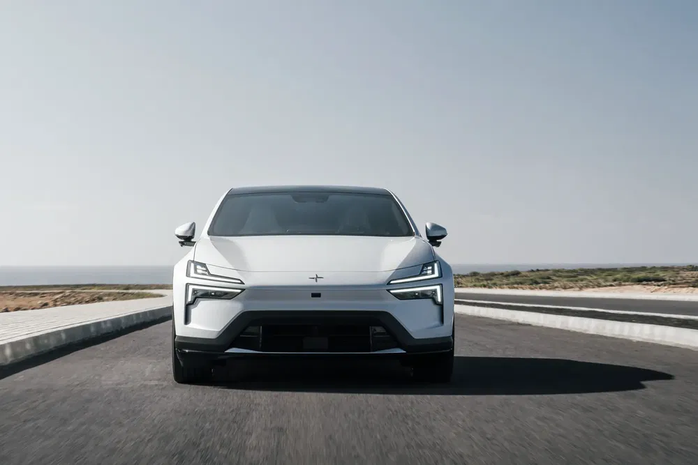 Polestar 3 blanche sur route dégagée, design moderne et épuré.