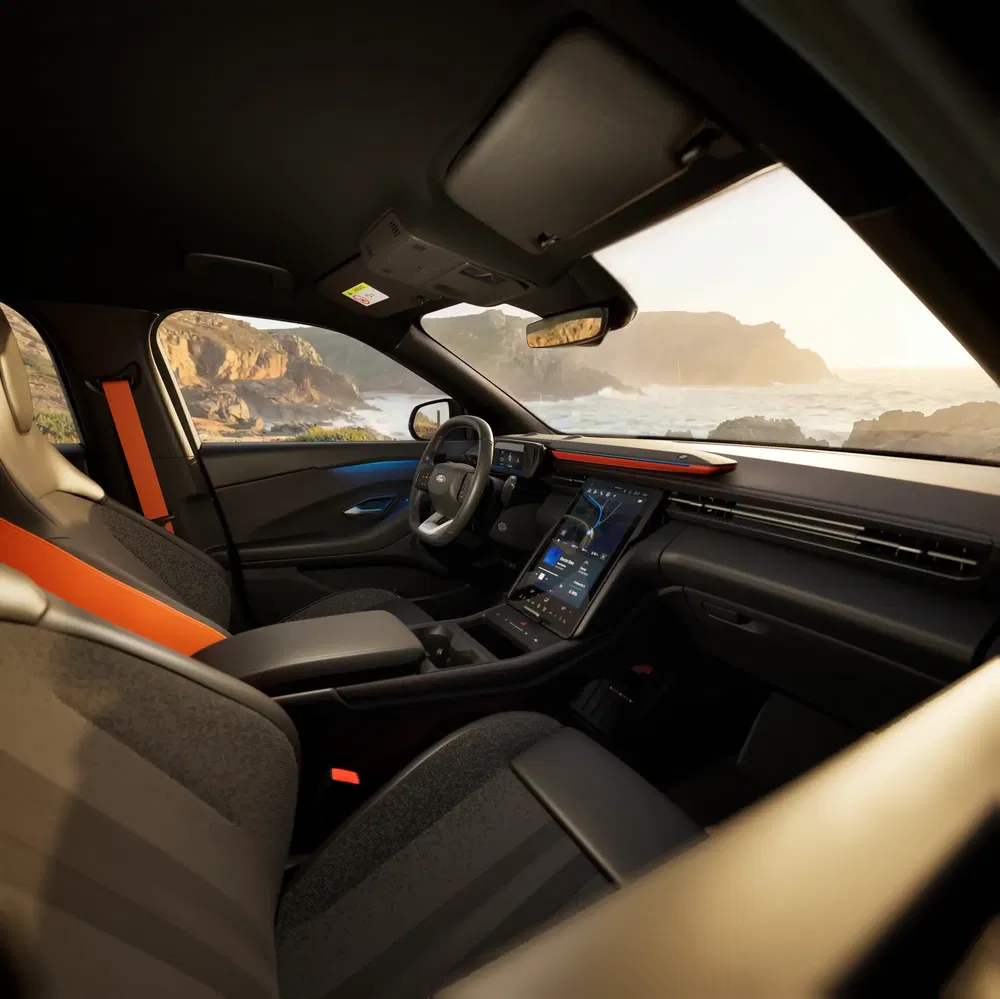 Intérieur moderne de la Ford, vue sur écran tactile et littoral en arrière-plan.