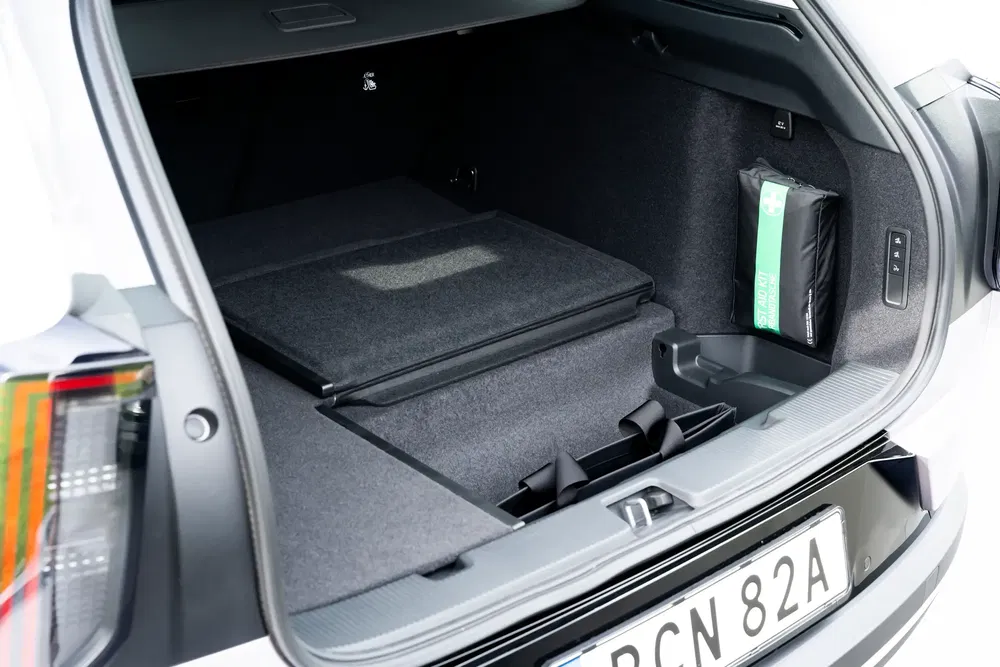 Coffre de SUV avec sièges arrière rabattus, kit de premiers secours latéral.
