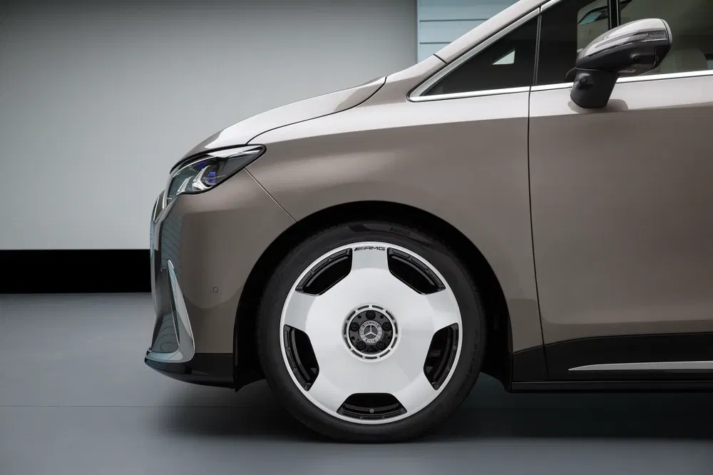 Close-up van het voorwiel van een Mercedes-Benz met kenmerkende AMG-velg.