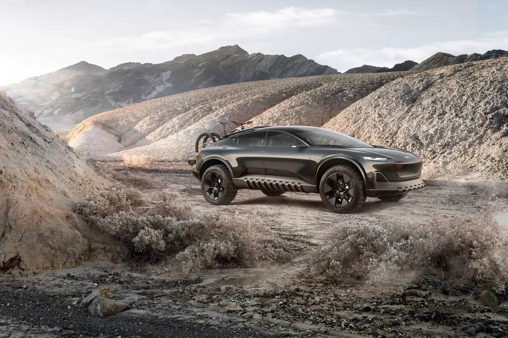 Concept car Audi inexploré terrain montagneux, design futuriste, jour ensoleillé.