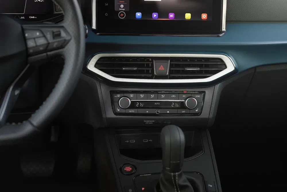 Interieur van een auto met digitale dashboard en moderne klimaatbediening.