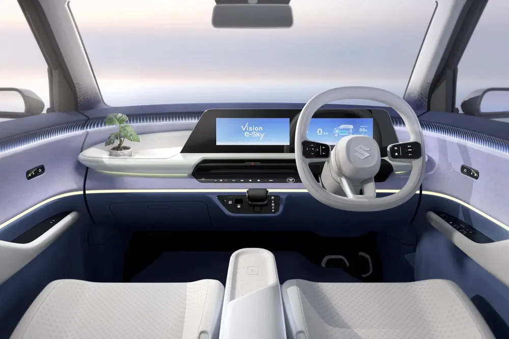 Modern interieur van een Suzuki Vision e-Sky elektrische auto met digitaal dashboard.