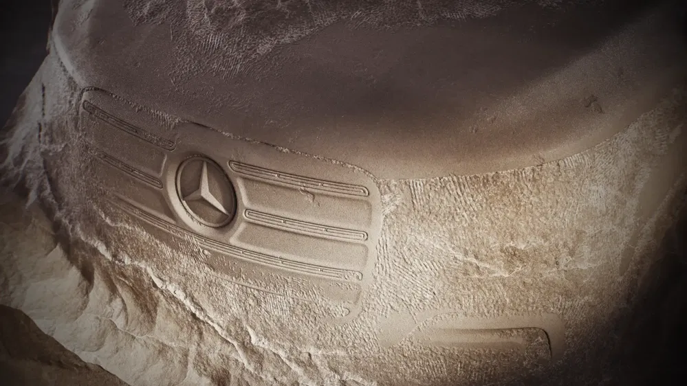 Grille de Mercedes-Benz sculptée dans le sable, emblématique et minutieusement détaillée.