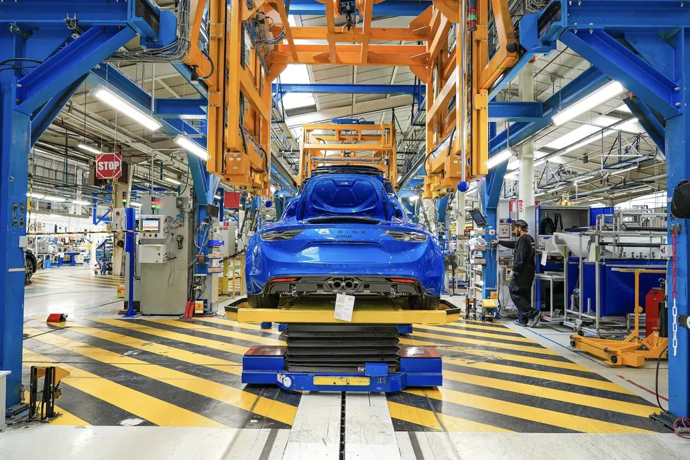 Chaîne de montage de voiture bleue Porsche 911 dans une usine moderne industrielle.