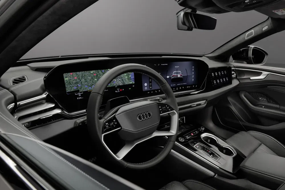 Hightech Audi-interieur met digitaal dashboard en moderne stuur.