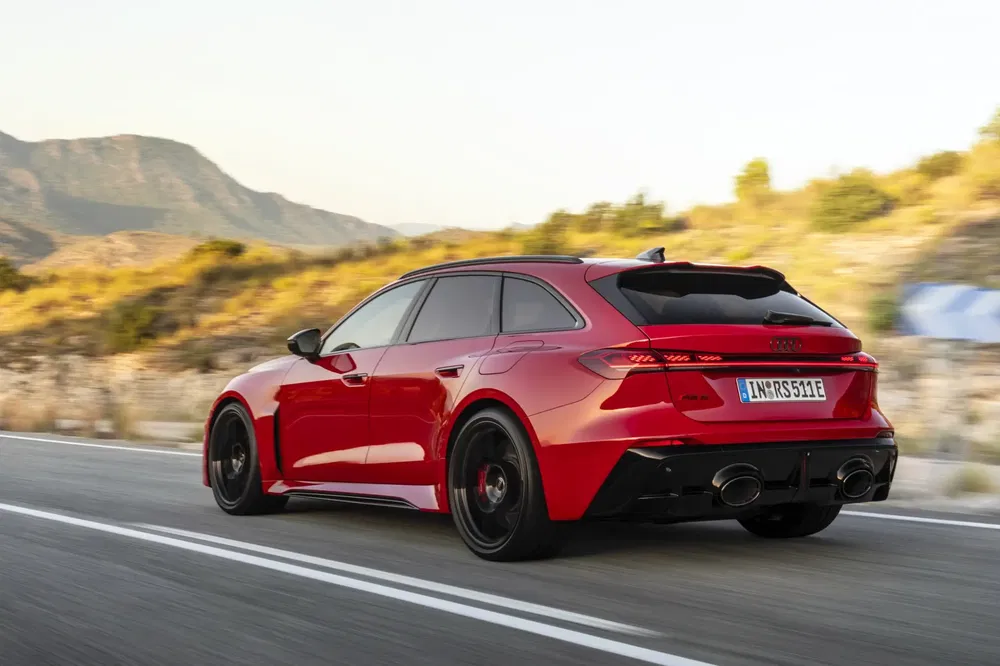 Rode Audi RS6 Avant op schilderachtige weg, snelheid en kracht in 2023.