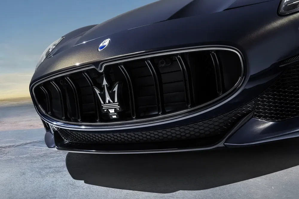 Maserati GranCabrio Trofeo 2024 statique studio détail calandre