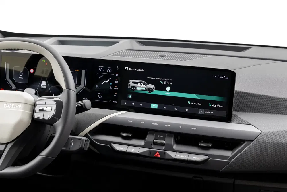 Intérieur de voiture Kia avec écran tactile affichant les informations de charge du véhicule électrique.