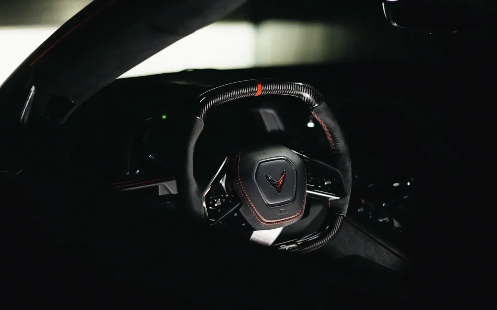 Chevrolet Corvette stuur met modern interieur, lederen details en rode accenten.
