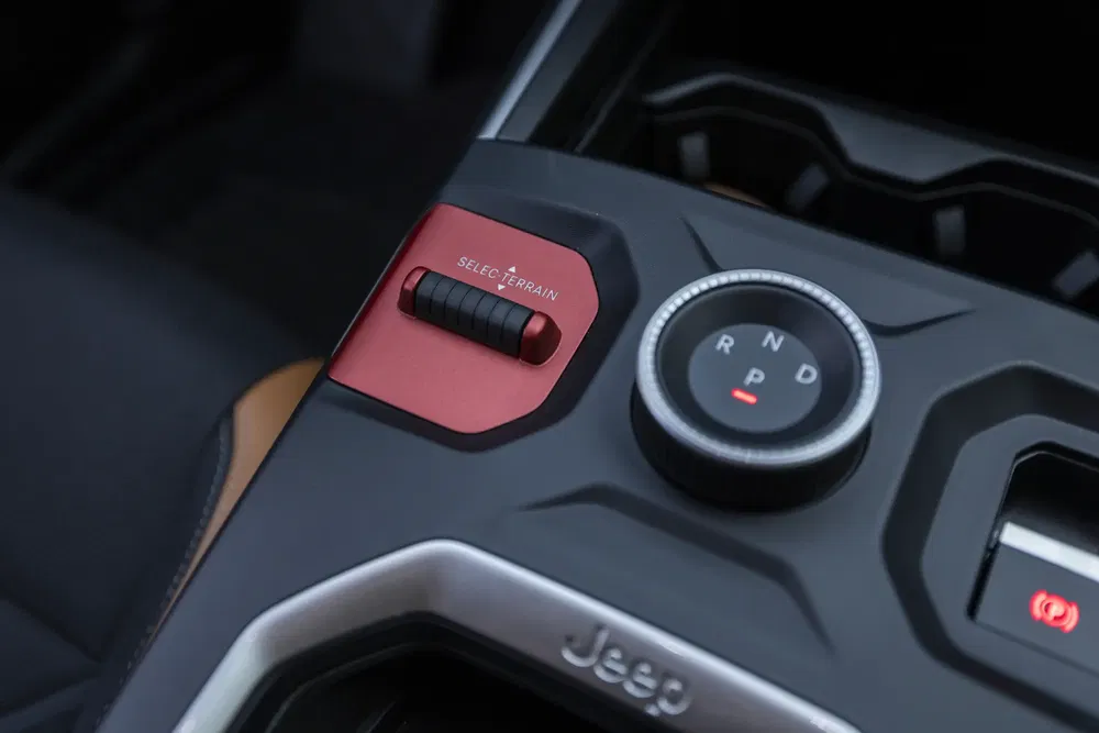Sélecteur de terrain et commande de vitesse d'un SUV Jeep moderne.